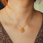 collier pendentif medaille recto frappee avec un belier symbolisant le signe astrologique porte