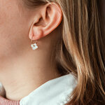 mini creoles avec pendentif zara portees en acier dore avec fleur texturee a quatre petales