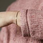 bracelet maille plate abby en acier dore simple et lumineux