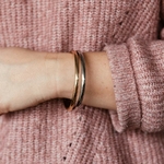 bracelet jonc acier inoxydable betty deux modeles dores et argentes accumules sur le poignet