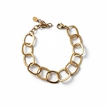 bracelet maillons brosses Mona en acier dore mis en valeur fond blanc