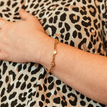bracelet gourmette cœurs dorés Cora en acier inoxydable porté au poignet