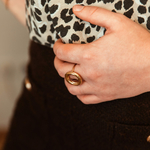 détail bague marjolaine dorée avec anneau rond épais porté