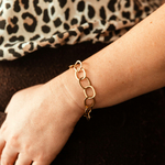 bracelet maillons brossés mona en acier doré porté au poignet avec grands maillons ovales