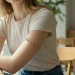 Bracelet de bras Alma doré en acier inoxydable porté sur le haut du bras