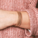 Bracelet maille dorée Lorea porté au poignet, bracelet large en acier inoxydable