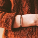 bracelet jonc argenté Ella porté