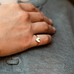 bague coeur acier inoxydable doré jasmine blanc gros plan portée au doigt