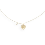collier pendentif coeur aimée en acier doré avec perle et contours milgrain expose sur fond blanc