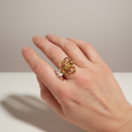 bague fleur ajourée Livia portée en acier inoxydable doré