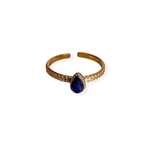 bague pierre bleue en goutte julie sur fond blanc