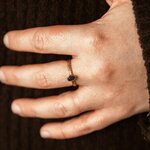 bague pierre bleue goutte dorée portée main pull marron acier inoxydable