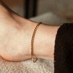 chaine de cheville maille rombo doree acier inoxydable portee sur cheville gros plan