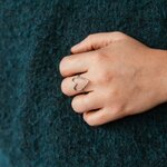 bague martelée cœur Ingrid en acier inoxydable argentée portée au doigt style minimaliste