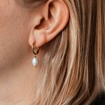 créoles perles blanches dorées Maia portées