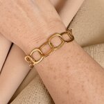 bracelet maillons brosses Mona doré porté au poignet sur fond beige