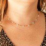 collier perle de nacre Ève porté ras de cou avec chaine fine dorée et perles nacrées