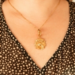 collier fleur doré réglable porté avec pendentif marguerite en acier inoxydable