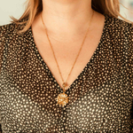 collier fleur doré long réglable porté femme avec pendentif marguerite en acier inoxydable