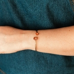 bracelet jonc cristal rose Rosina porté au poignet avec cristaux vieux rose et acier doré inoxydable