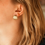 femme portant les puces d oreilles coquillage June dorées