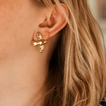femme portant les boucles d oreilles oiseau dorées Oriane