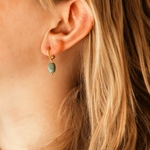 boucles d oreilles amazonite Azura portées créoles dorées et pierre naturelle lumineuse