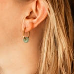 boucles d oreilles aventurine Elina portées créoles ovales dorées en acier inoxydable avec pierre naturelle verte