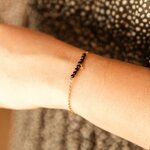 bracelet onyx noir femme Mylène porté au poignet avec chaine dorée et pierres naturelles