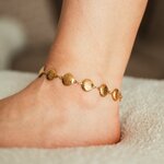 bracelet de cheville coquillage Néréa en acier inoxydable doré porté a la cheville