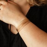gros plan du bracelet semainier doré Aliénor porté au poignet