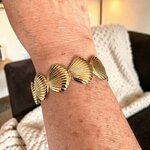 bracelet manchette coquillage Galatée en acier inoxydable doré porté au poignet