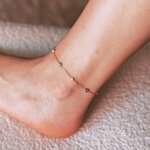 chaine de pied 5 perles colorées oeil turc acier inoxydable simple et moderne portée cheville gauche Clarisse