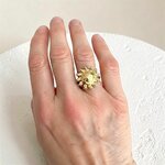 bague tournante Solis en acier inoxydable doré portée au doigt