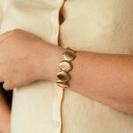 bracelet manchette coquillage Galatée en acier inoxydable doré porté au poignet gauche