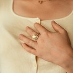 bague tournante Solis en acier inoxydable doré portée au doigt
