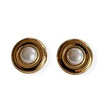 boucles d oreilles vintage Paulette dorées avec boule en résine nacrée sur fond blanc