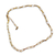 collier grosse maille dorees simple expose fond blanc lila