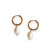 creoles perles blanches modele avec anneau dore et perle eau douce nacree mise en valeur fond blanc maia