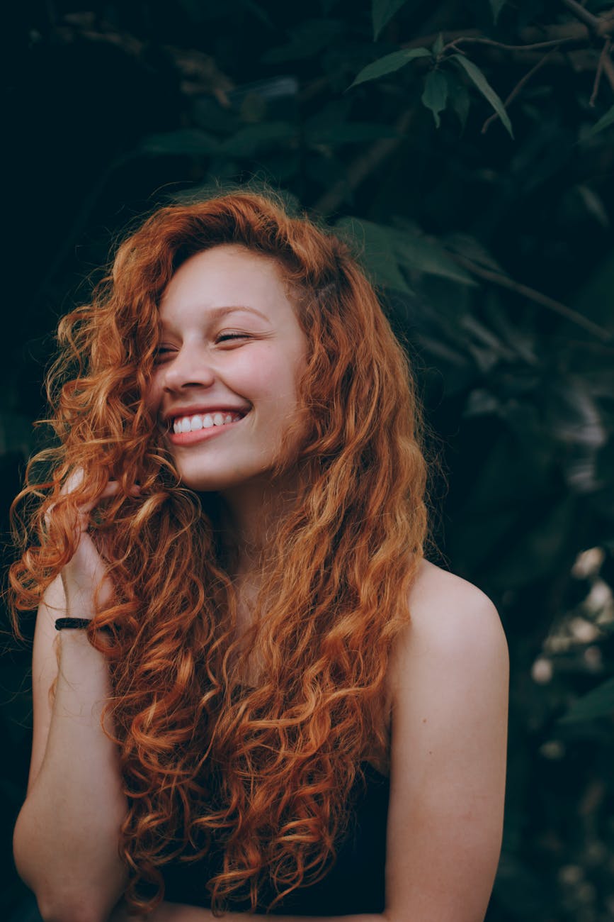 femme souriante a cheveux rouges