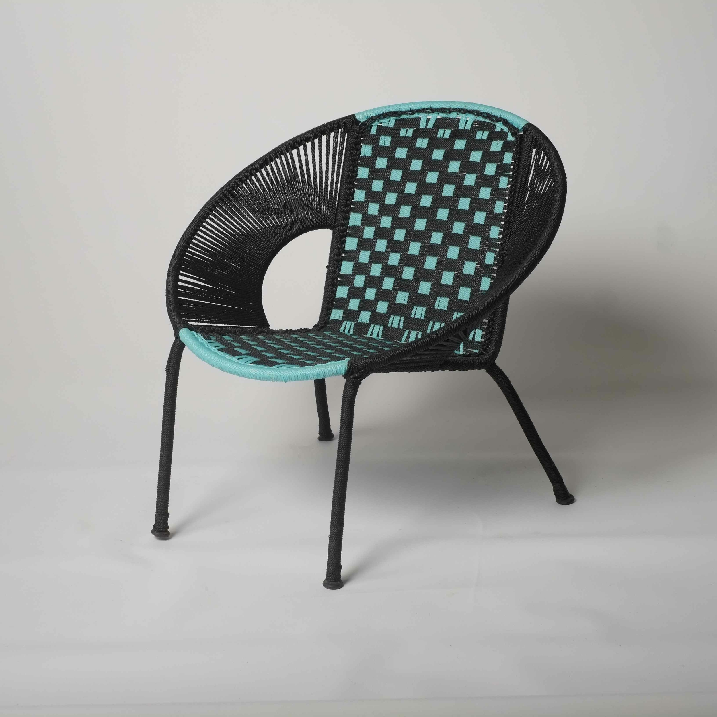 Chaise enfant en métal et fil de pêche recyclés modèle ailette sur fond noir - Sénégal