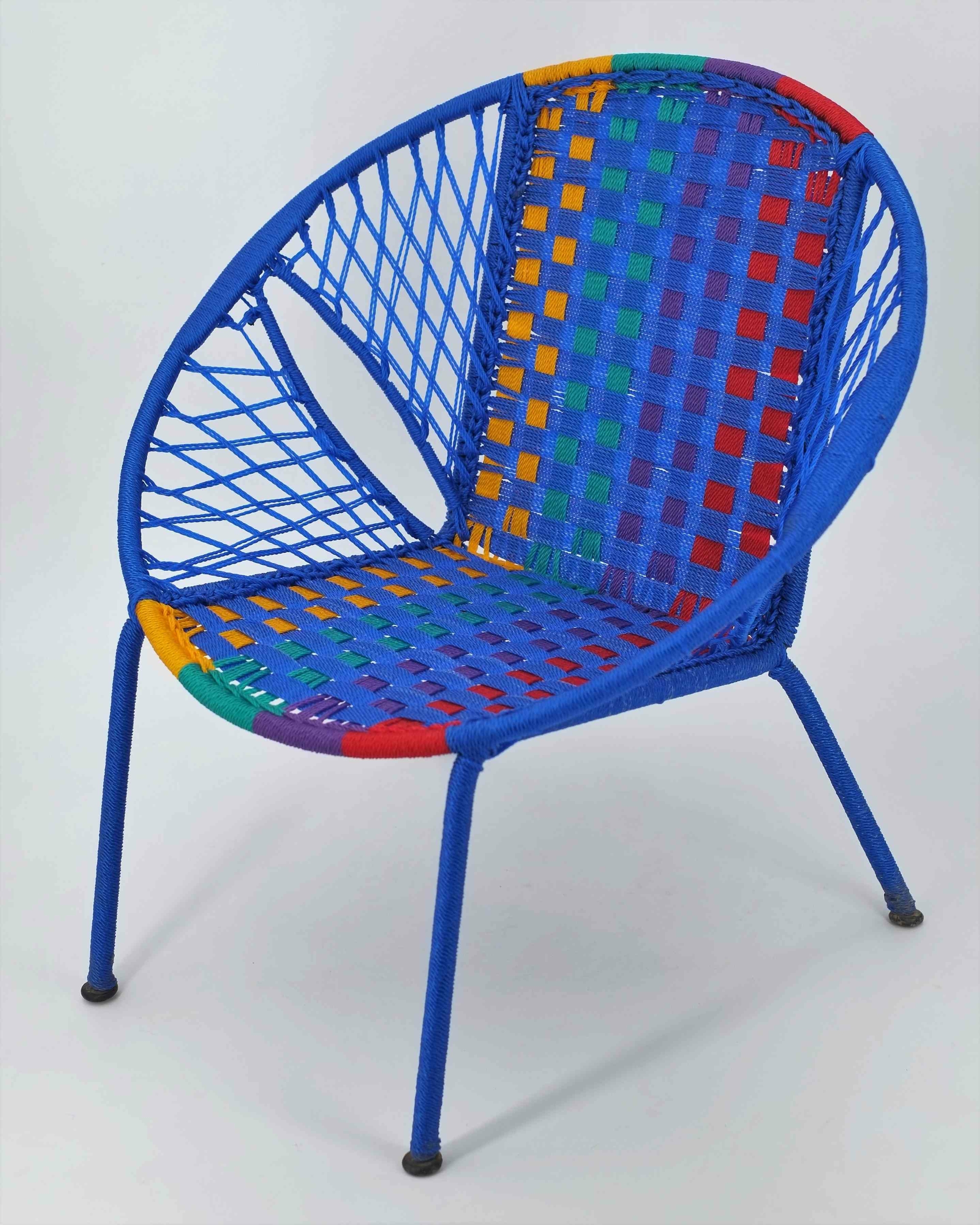 Chaise enfant en métal et fil de pêche recyclés modèle panier fond bleu et multicolore - Sénégal