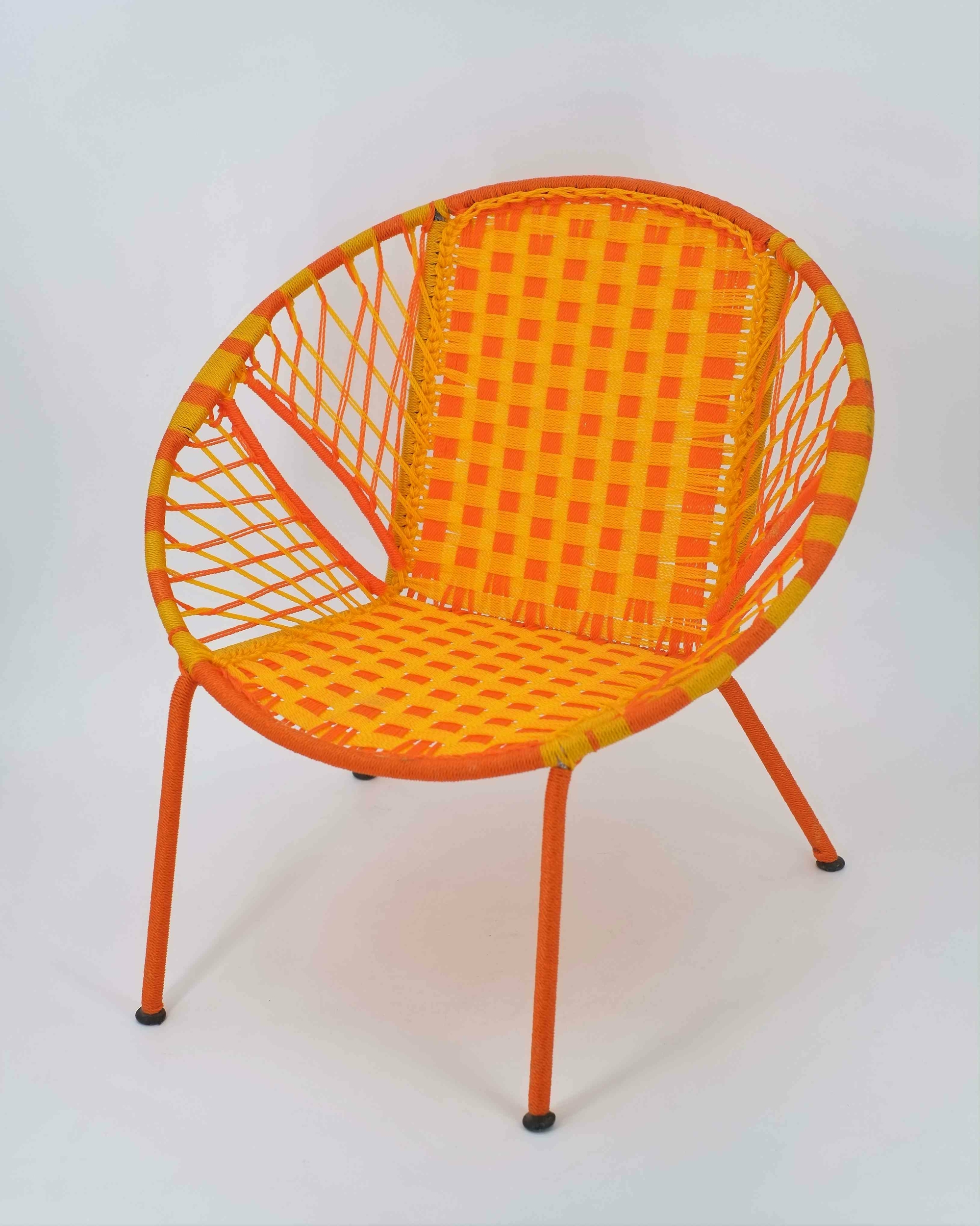 Chaise enfant en métal et fil de pêche recyclés modèle panier bicolore orange jaune- Sénégal