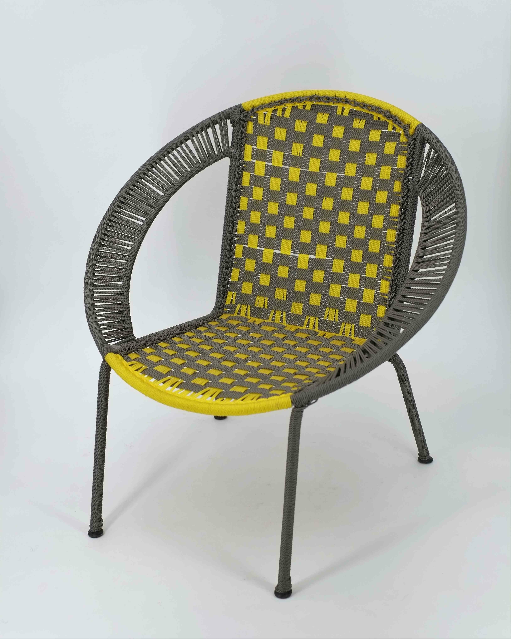 Chaise enfant en métal et fil de pêche recyclés modèle ailette bicolore gris et jaune– Sénégal