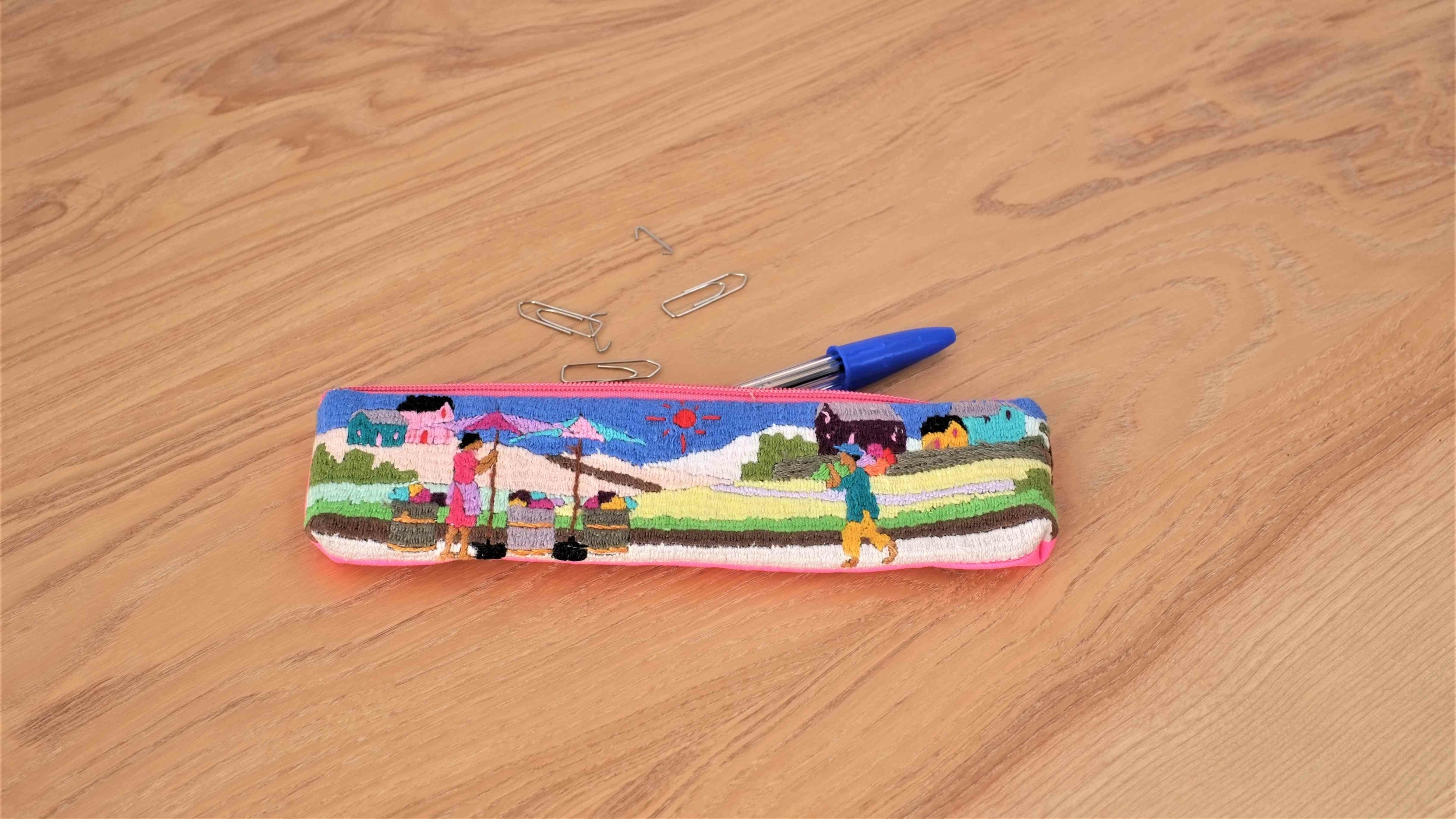 Petite trousse colorée et brodée à la main à Madagascar
