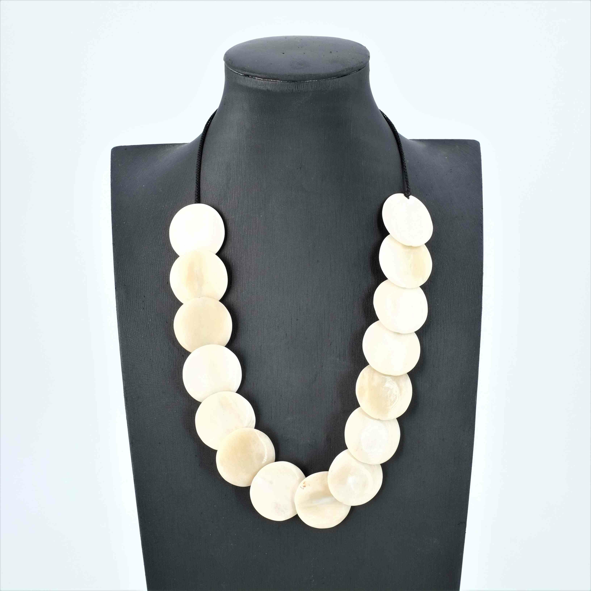 Collier en corne de zébu récupérée de Madagascar