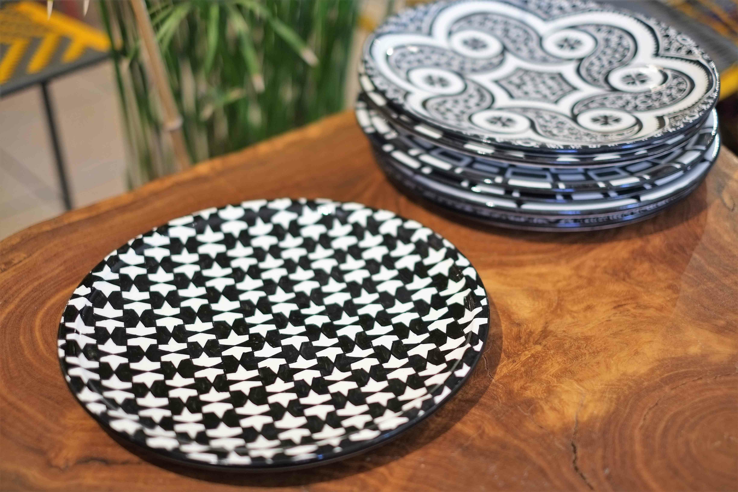 Assiette en céramique blanche et noire de Fès - Maroc