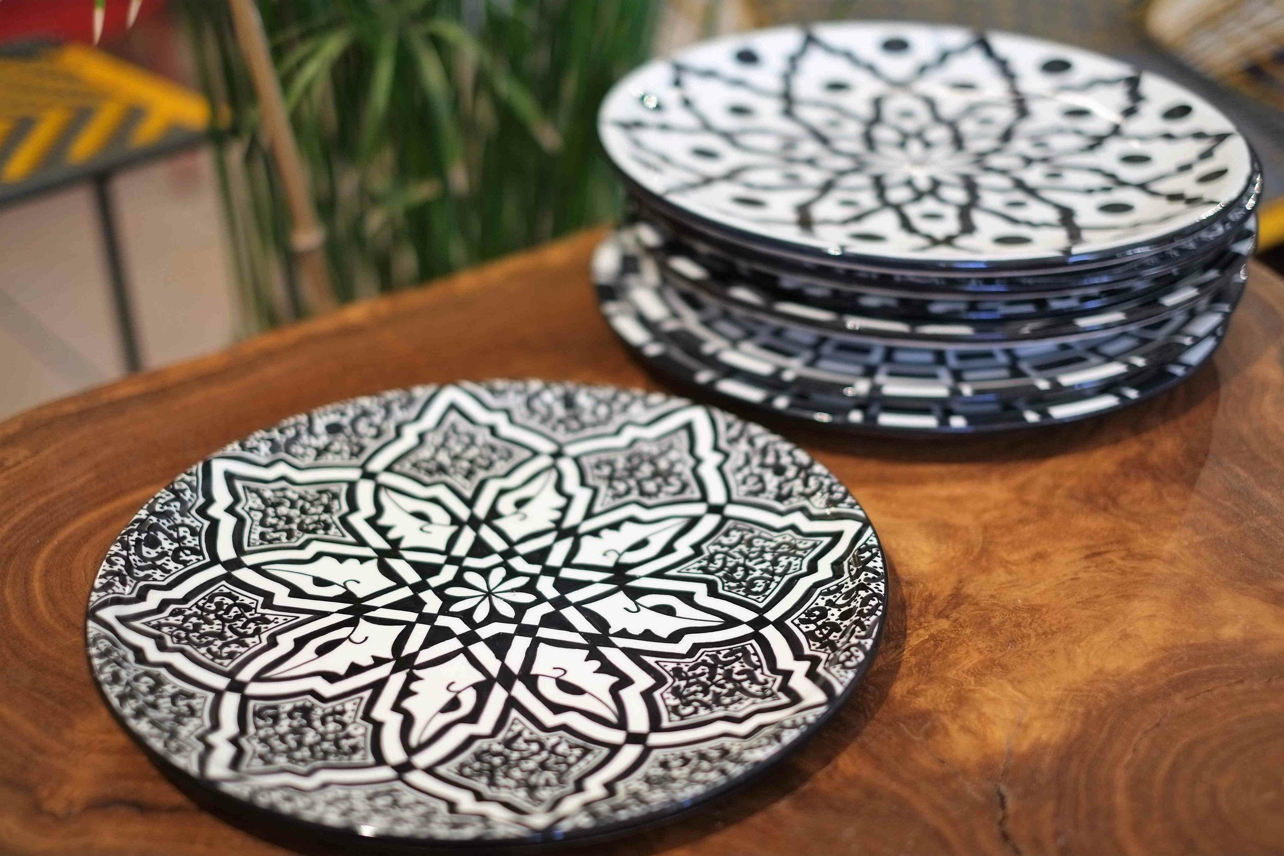Assiette en céramique blanche et noire de Fès - Maroc
