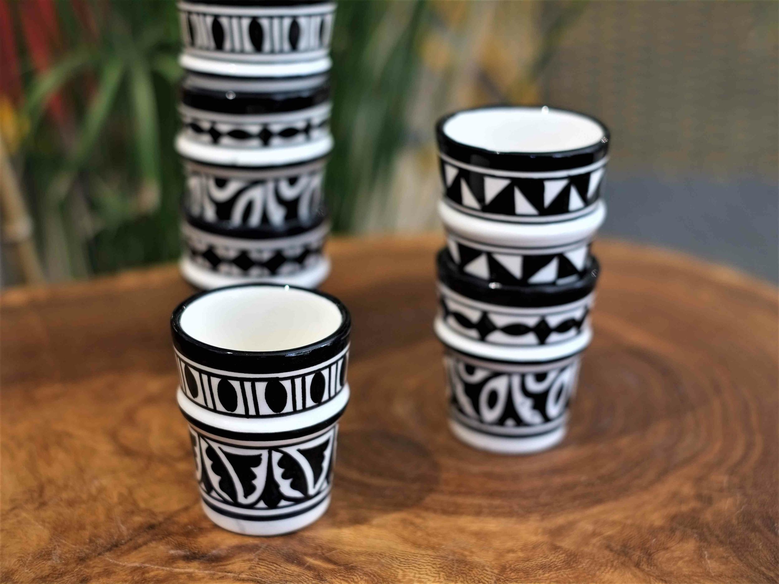 Lot de six tasses blanches et noires en céramique de Fès - Maroc