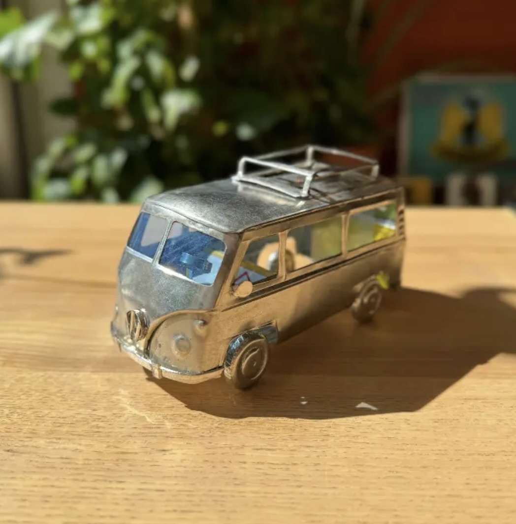 Maquette en canettes recyclées de Madagascar - Modèle Van combi VW